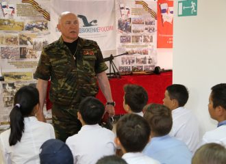 Урок мужества в Пойменской школе - выступает Олег Коржиков